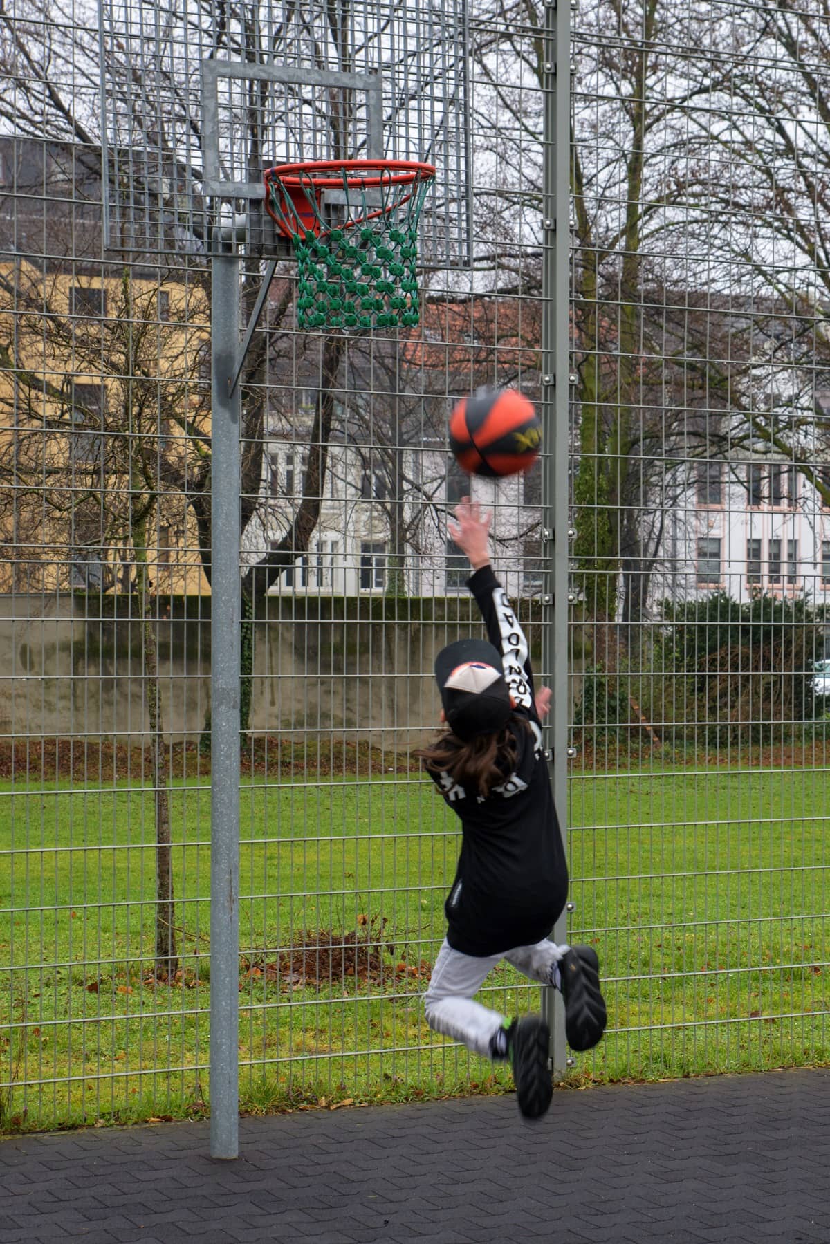 Tagesstrukturierende Maßnahme der Karl Immanuel Küpper-Stiftung, ein Jugendlicher spielt Basketball