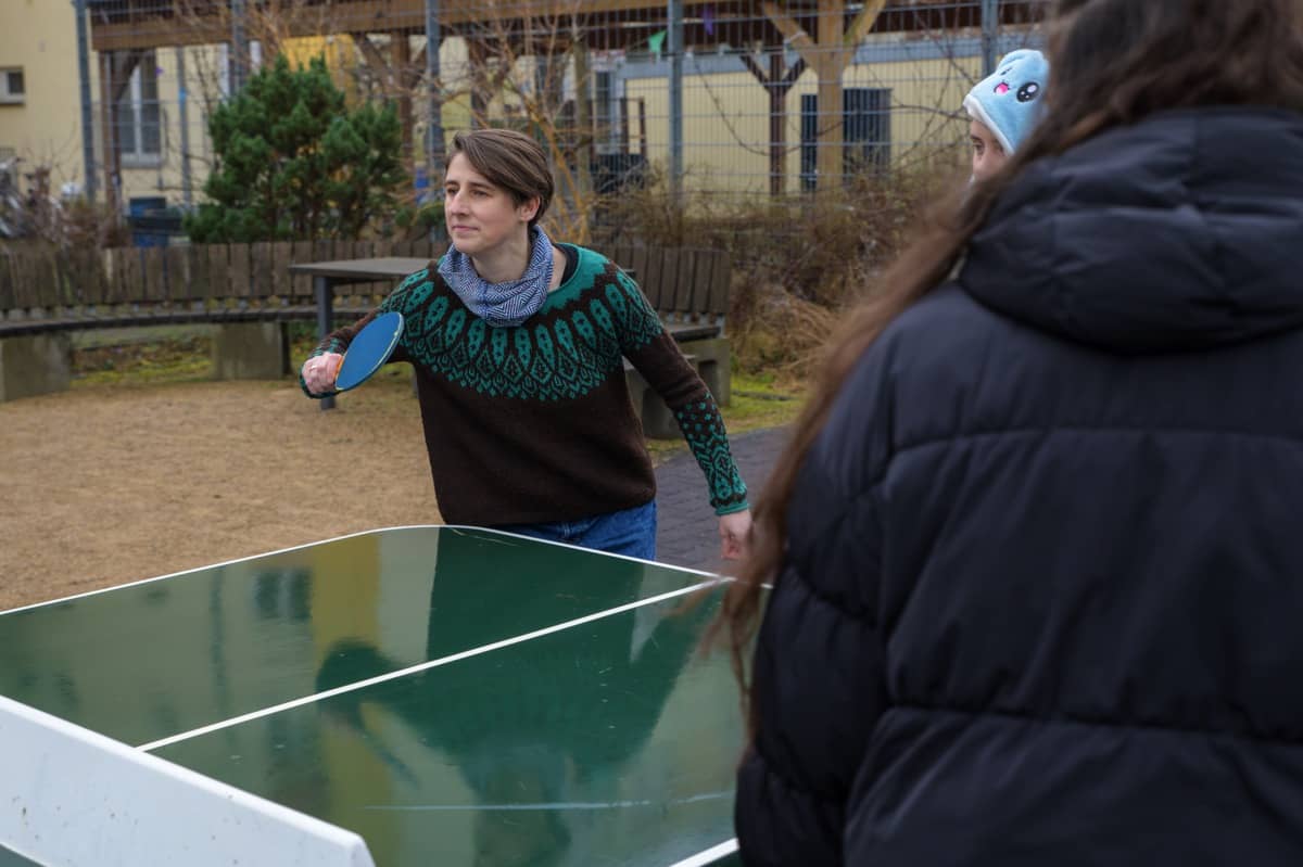 Tagesstrukturierende Maßnahme der Karl Immanuel Küpper-Stiftung, mehere Jugendliche spielen Tischtennis