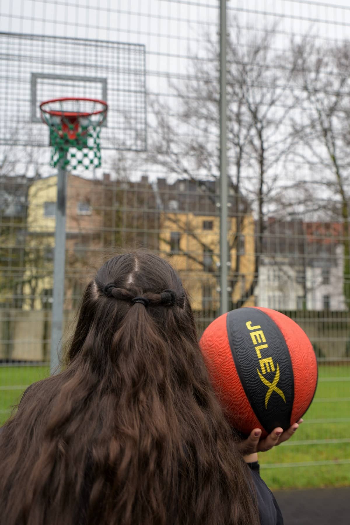 Tagesstrukturierende Maßnahme der Karl Immanuel Küpper-Stiftung, Jugendliche spielt Basketball