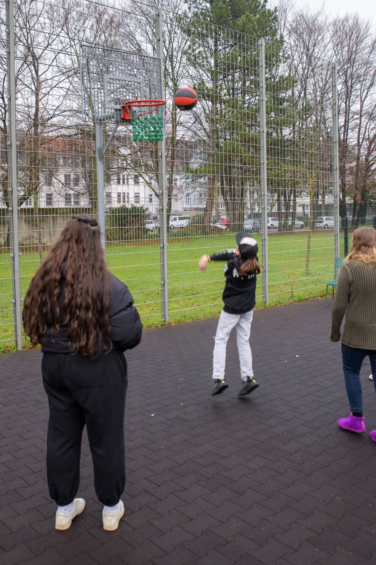 Tagesstrukturierende Maßnahme der Karl Immanuel Küpper-Stiftung, mehere Jugendliche spielen Basketball