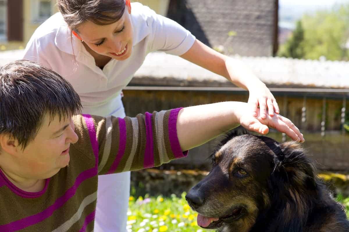 Fachkraft begleitet die Tiergestützte Intervention im Rahmen der Weiteren Angebote bei der Karl Immanuel Kuepper-Stiftung