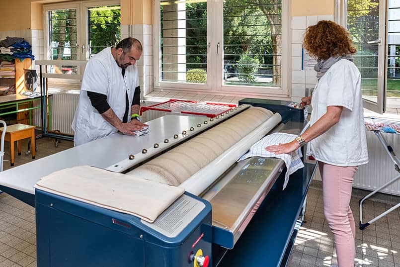 Arbeiten in der Wäscherei im Rahmen der Arbeitsnahe Tagesstrukturangebote Textilraum bei der Karl Immanuel Kuepper-Stiftung