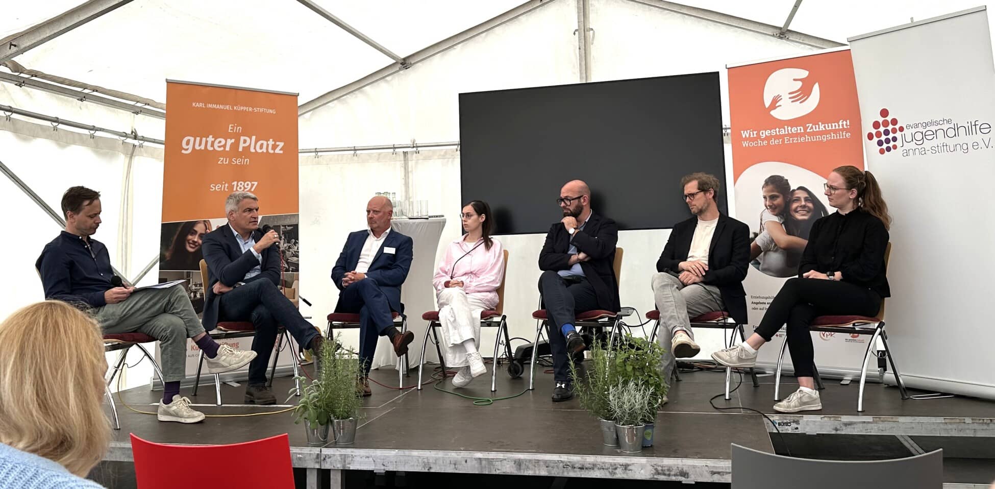 In der Karl-Immanuell-Kuepper-Stiftung Personen sitzen auf Podium und diskutieren anlaesslich Auftakt zur der Woche der Erziehungshilfe 2025