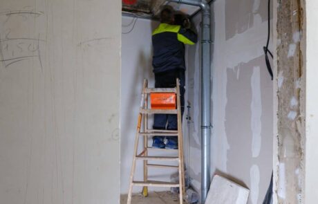 Karl-Immanuel-Kuepper-Stiftung Fortgang der Revitalisierung Innenansicht Installateur bei der Arbeit