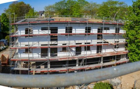 Karl-Immanuel-Kuepper-Stiftung Fortgang der Revitalisierung Außenansicht ein Haus mit Gerüst