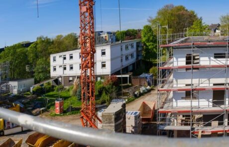 Karl-Immanuel-Kuepper-Stiftung Fortgang der Revitalisierung Außenansicht alle Häuser mit Kran in der Mitte
