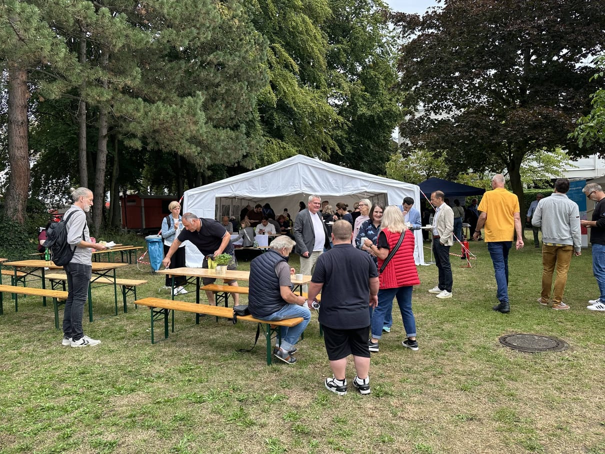 Menschen feiern auf einer Wiese 40-jähriges Jubiläum Luise-Maaßen-Haus in Köln